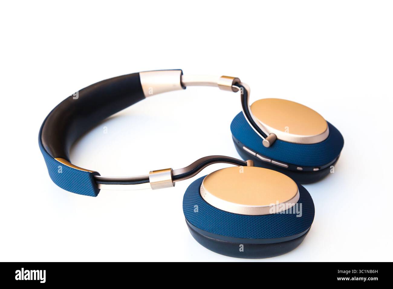 Casque sans fil Bowers et Wilkins sur fond blanc. Banque D'Images