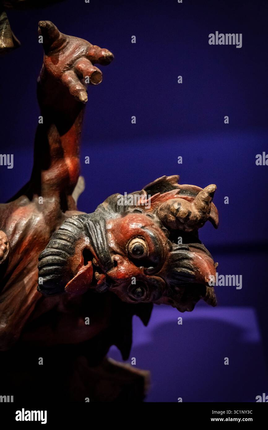 Visage du démon souffrant, Saint Michel tuant le diable, sculpture dorée et polychrome du XVIIIe siècle, Feliu Ribes-sculpteur Piera, Musée du Baroque de Catalogne, Manresa, Espagne. Banque D'Images