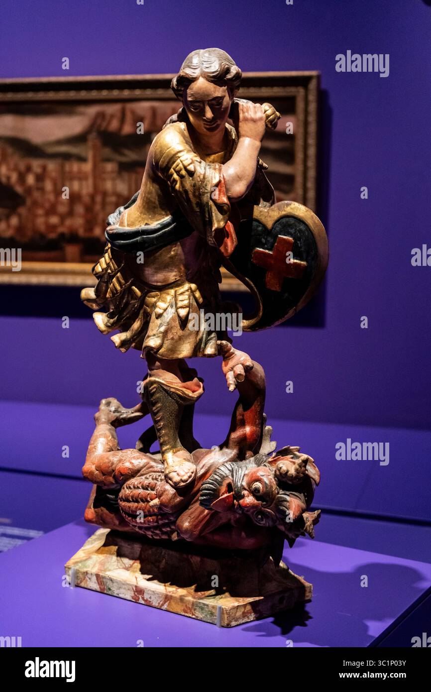 Saint Michel tuant le diable, sculpture dorée et polychrome du XVIIIe siècle, Feliu Ribes-sculpteur Piera, Musée du Baroque de Catalogne, Manresa, Espagne. Banque D'Images