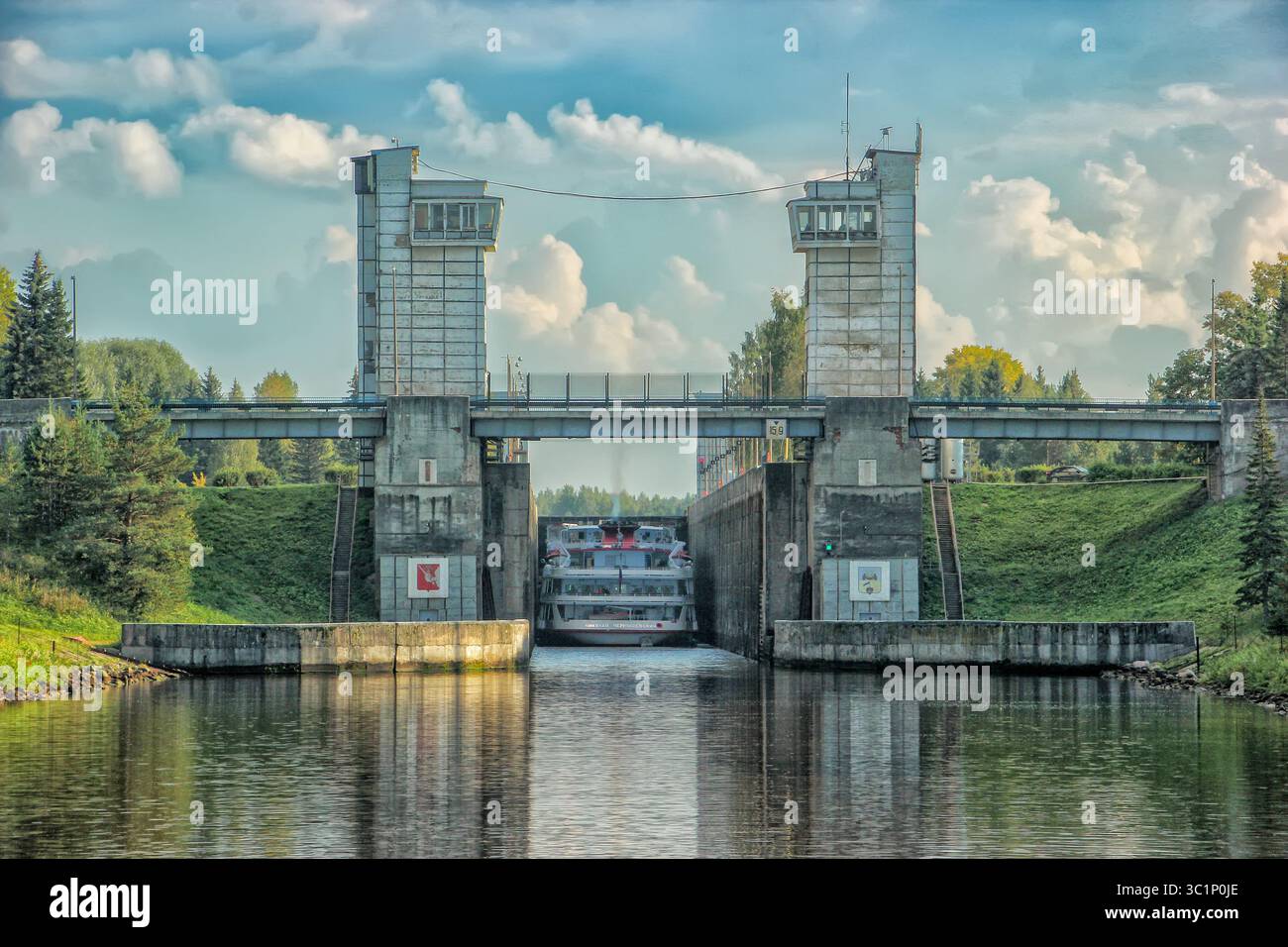 Navire de croisière russe dans une écluse sur le fleuve Svir dans le nord-est de l'oblast de Leningrad, Russie. Il coule du lac Onega au lac Ladoga, reliant th Banque D'Images