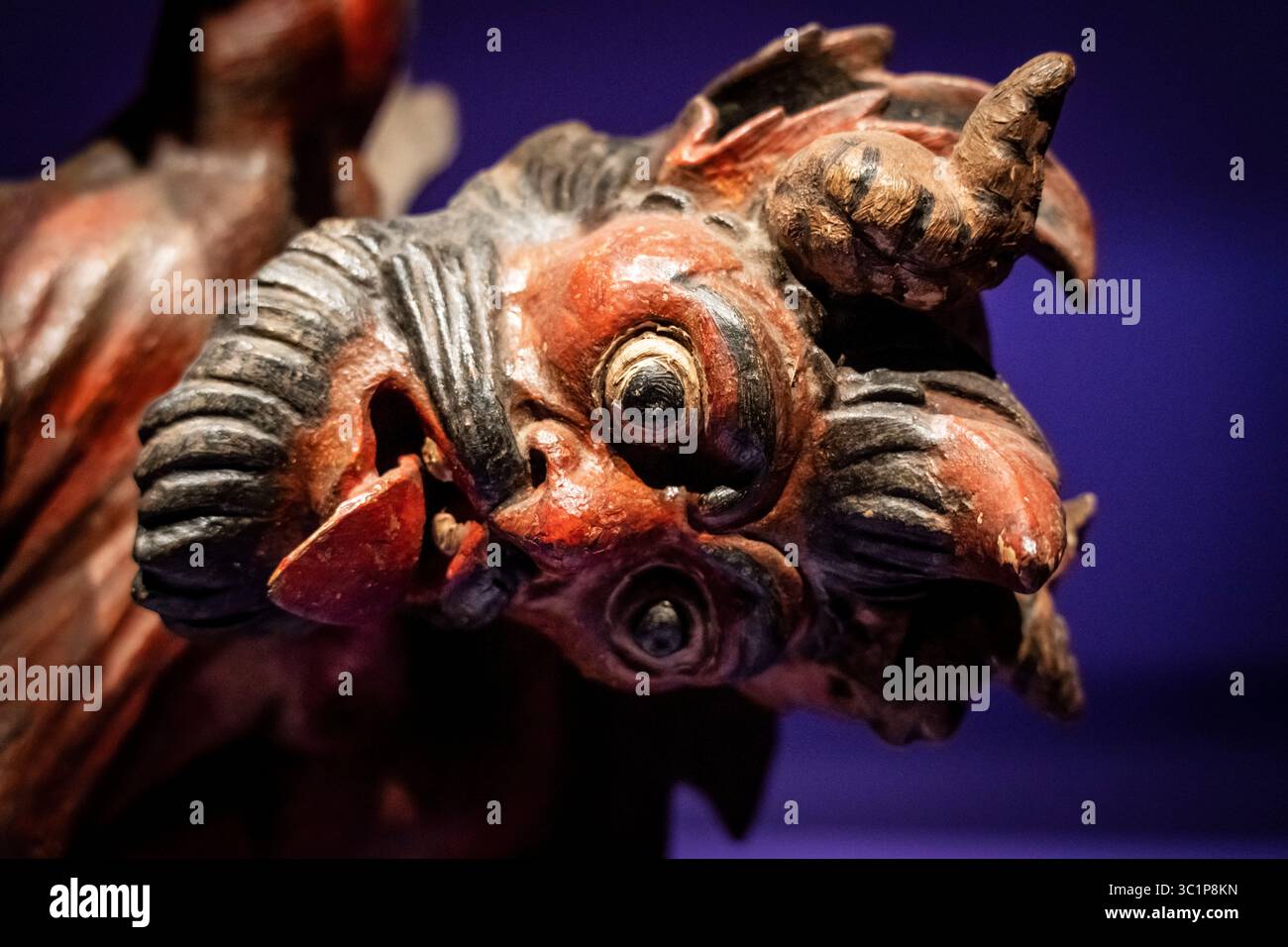 Visage du démon souffrant, Saint Michel tuant le diable, sculpture dorée et polychrome du XVIIIe siècle, Feliu Ribes-sculpteur Piera, Musée du Baroque de Catalogne, Manresa, Espagne. Banque D'Images