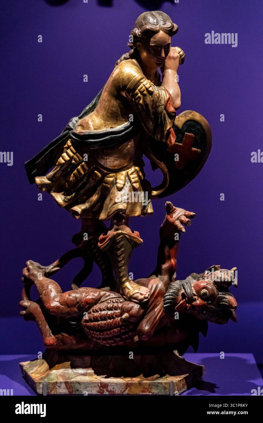 Saint Michel tuant le diable, sculpture dorée et polychrome du XVIIIe siècle, Feliu Ribes-sculpteur Piera, Musée du Baroque de Catalogne, Manresa, Espagne. Banque D'Images