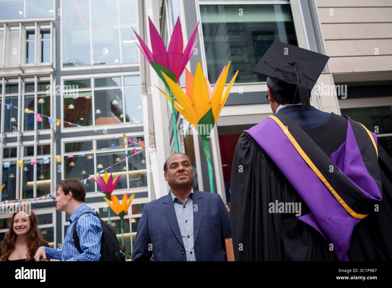 Les Graduands célèbrent leur diplôme de la London School of Economics (LSE), le 22 juillet 2025, à Londres, en Angleterre. Banque D'Images