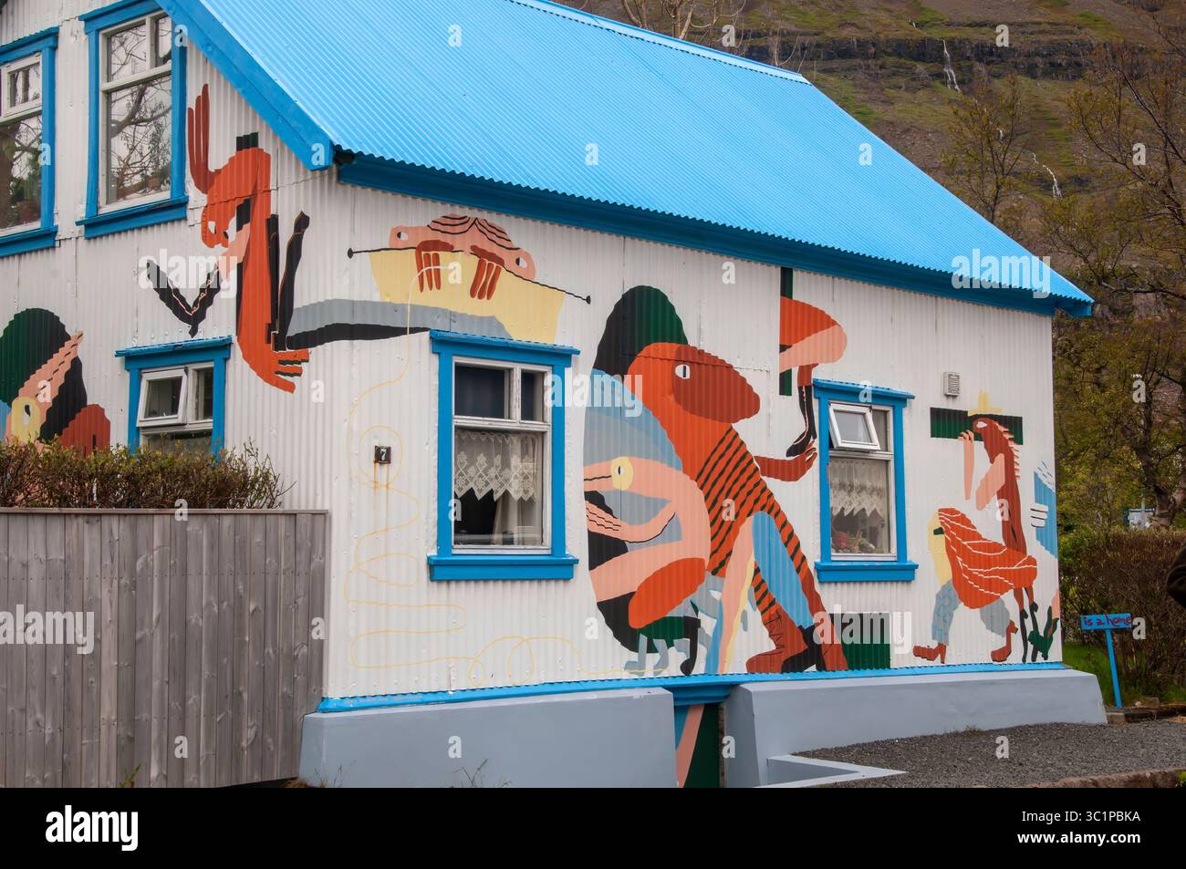 Seydisfjordur Islande 23 juin 2024, maison privée avec des œuvres de Peeping tom Banque D'Images