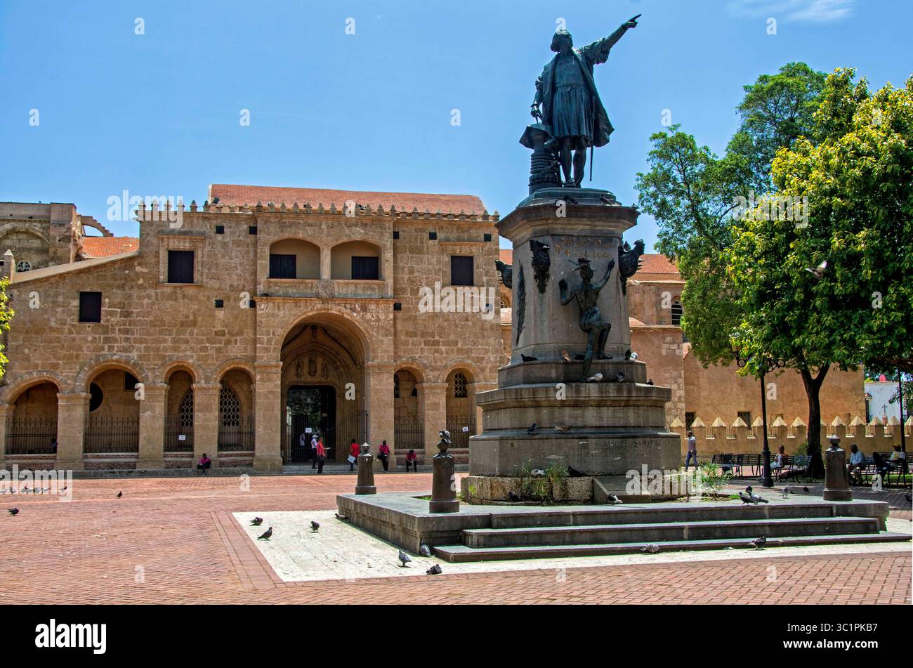 18 septembre 2015 - Santo Domingo, RepÃºblica Dominicana - Parque Colon est la place centrale du quartier historique colonial Ciudad de Santo Domingo. Dans son centre se dresse un Christophe Colomb de la fin du XIXe siècle, en l'honneur duquel la place a été renommée en 1887. Auparavant, la place était connue sous le nom de Plaza Mayor. (Crédit image : © Jimmy Villalta/VW pics via ZUMA Wire) Banque D'Images