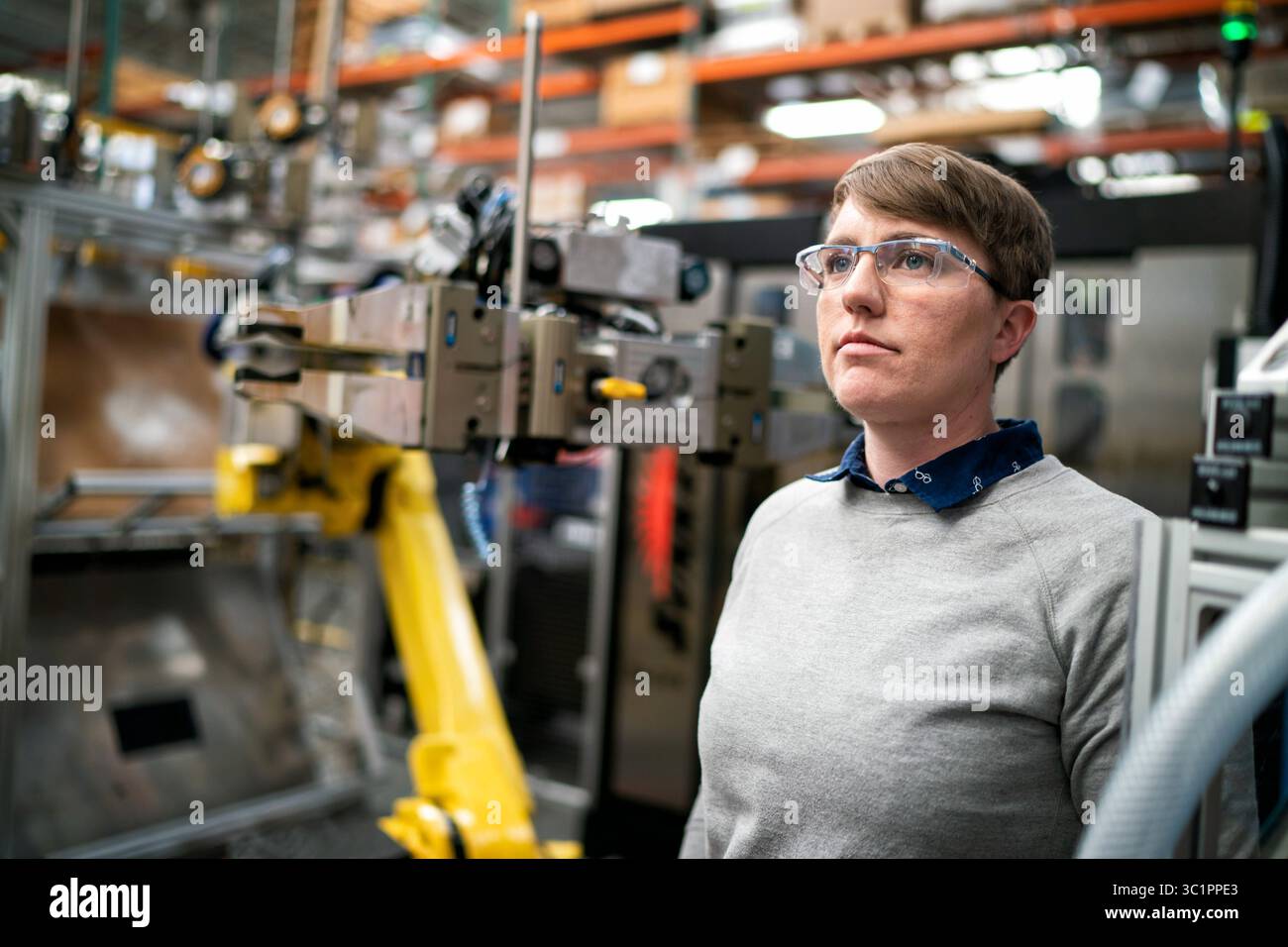 14 février 2019 - Minneapolis, Iowa, États-Unis - Kim Wieting écrit du code pour les robots de Graco. ] GLEN STUBBE â€¢ glen.stubbe@startribune.com jeudi 14 février 2019 ..Graco, Dunwoody College et Fanuc s'associent pour apprendre aux gens à automatiser complètement les chaînes de montage avec de nouveaux robots. Graco a ajouté 24 robots ces dernières années. Deux autres robots arrivent dans deux semaines. Les robots (xome 1 million de dollars) sont la réponse à une pénurie d'embauche qui a causé des retards de produits pour les clients. Besoin de pix de Randy Barcus & employés avec cellules de fabrication robotisée. ..qu'est-ce qui se passe en ce moment : .Graco Banque D'Images