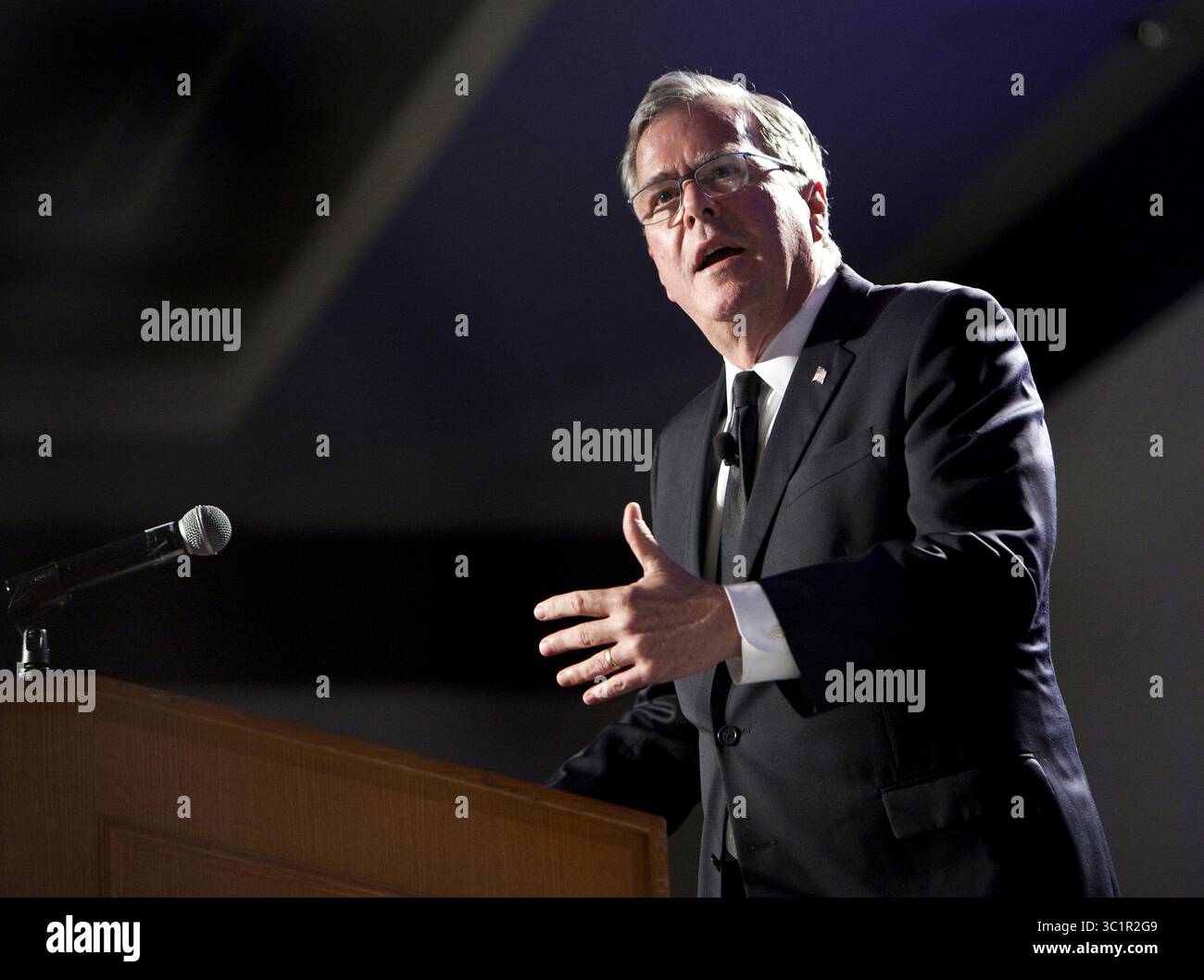 19 août 2014 - Oak Brook, il, États-Unis - Jeb Bush prend la parole lors d'un forum à Oak Brook, le mercredi 18 avril 2018. Right to Rise USA, un super PAC qui a dépensé plus de 100 millions de dollars pour soutenir la campagne de Bush en 2016, a été frappé d'une pénalité de 390 000 dollars. (Crédit image : © James C. Svehla/Chicago Tribune/TNS via ZUMA Wire) Banque D'Images