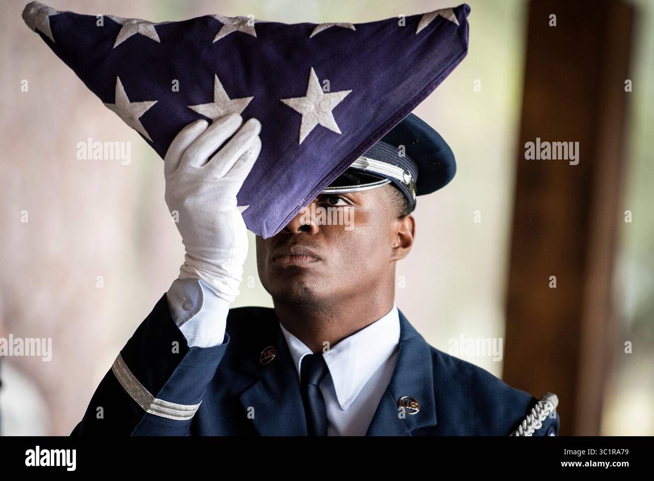 Le 1er mars 2019 - base aérienne d'Eglin, Floride, États-Unis - le sergent d'état-major William Coleman, 96e escadron du génie civil, inspecte un drapeau plié lors de la cérémonie de remise des diplômes de la Garde d'honneur de l'équipe d'Eglin le 1er mars, à la base aérienne d'Eglin, en Floride. Environ 18 nouveaux aviateurs ont obtenu leur diplôme du cours de plus de 120 heures. La performance de remise des diplômes comprend le détail du drapeau, la volée à la carabine, les porteurs de pall et le bugler pour les amis, la famille et les commandants d'unité. La taille des vols diplômés a augmenté parce que les équipes d'Eglin AFB et de Hurlburt Field Honor Guard soutiennent une partie de la zone de responsabilité funéraire de Tyndall AFB. (Crédit image Banque D'Images