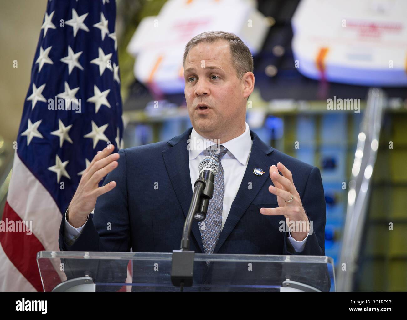 Le 11 mars 2019 - Cape Canaveral, FL, États-Unis d'Amérique - Jim Bridenstine, administrateur de la NASA, s'adresse aux employés sur les progrès accomplis en vue d'envoyer des astronautes sur la Lune et sur mars lors d'un événement télévisé au Kennedy Space Center le 11 mars 2019 à Cape Canaveral, en Floride. (Crédit image : © Aubrey Gemignani via ZUMA Wire) Banque D'Images