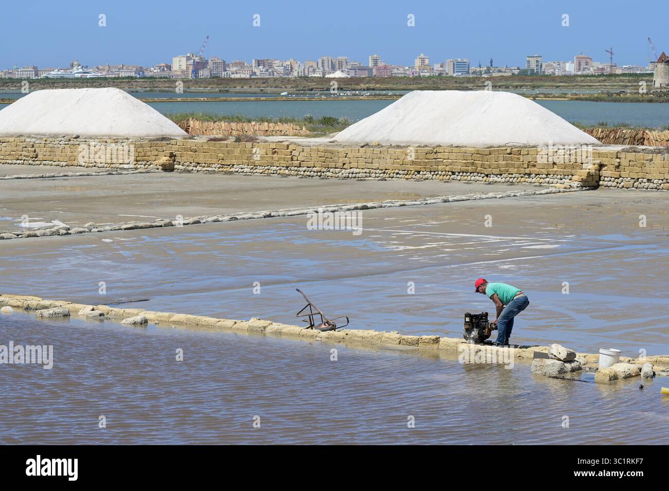 ITALIE, Sicile, Trapani, salines pour la production de sel marin / ITALIEN, Sizilien, Trapani, Salinen für Meersalz Herstellung am Stadtrand Banque D'Images