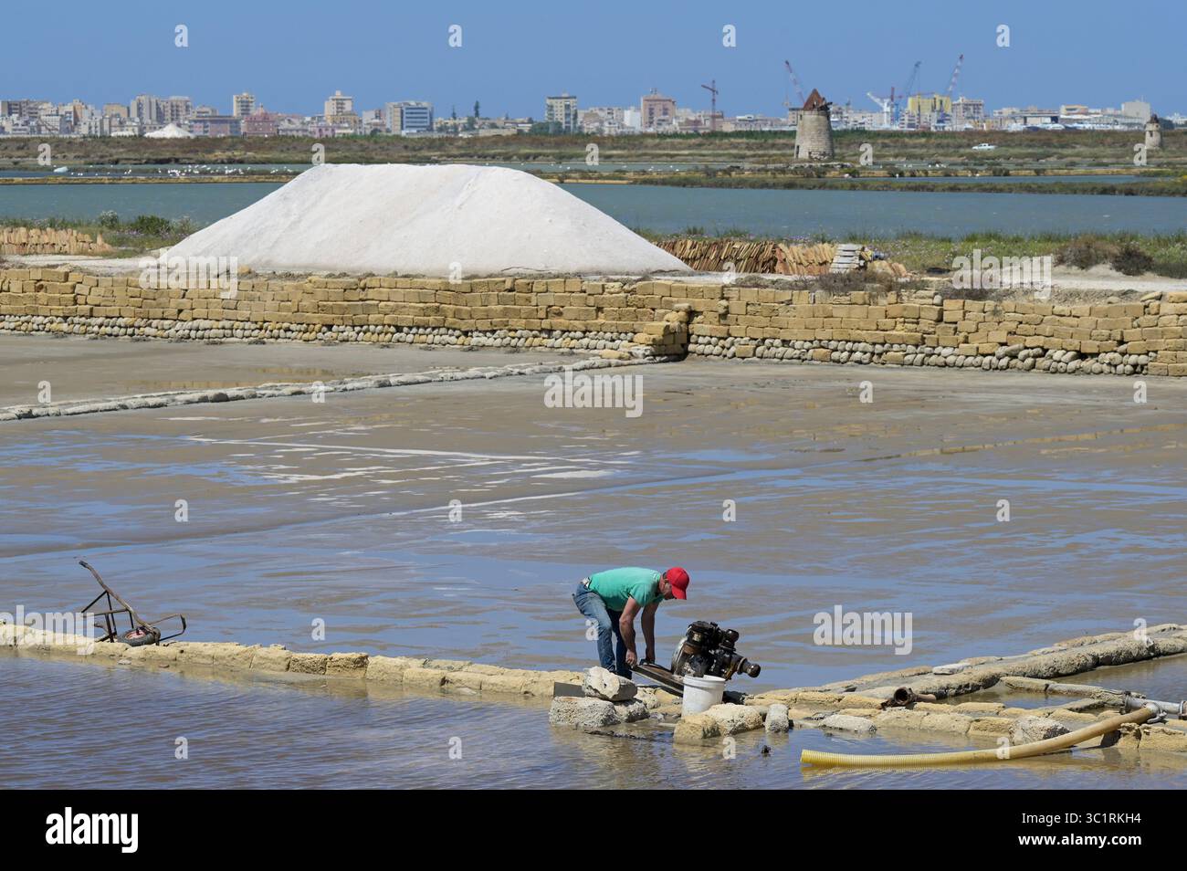 ITALIE, Sicile, Trapani, salines pour la production de sel marin / ITALIEN, Sizilien, Trapani, Salinen für Meersalz Herstellung am Stadtrand Banque D'Images