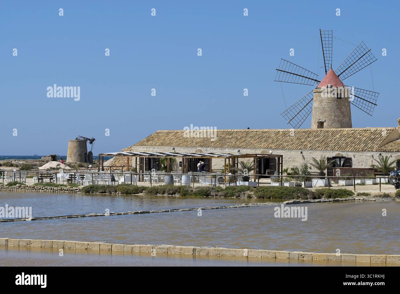 ITALIE, Sicile, Trapani, champs salins pour la production de sel de mer, musée salin avec vieux moulin à vent / ITALIEN, Sizilien, Trapani, Salinen für Meersalz Herstellung am Stadtrand, Salzmuseum mit Alter Windmühle Ala Don Quichotte Banque D'Images