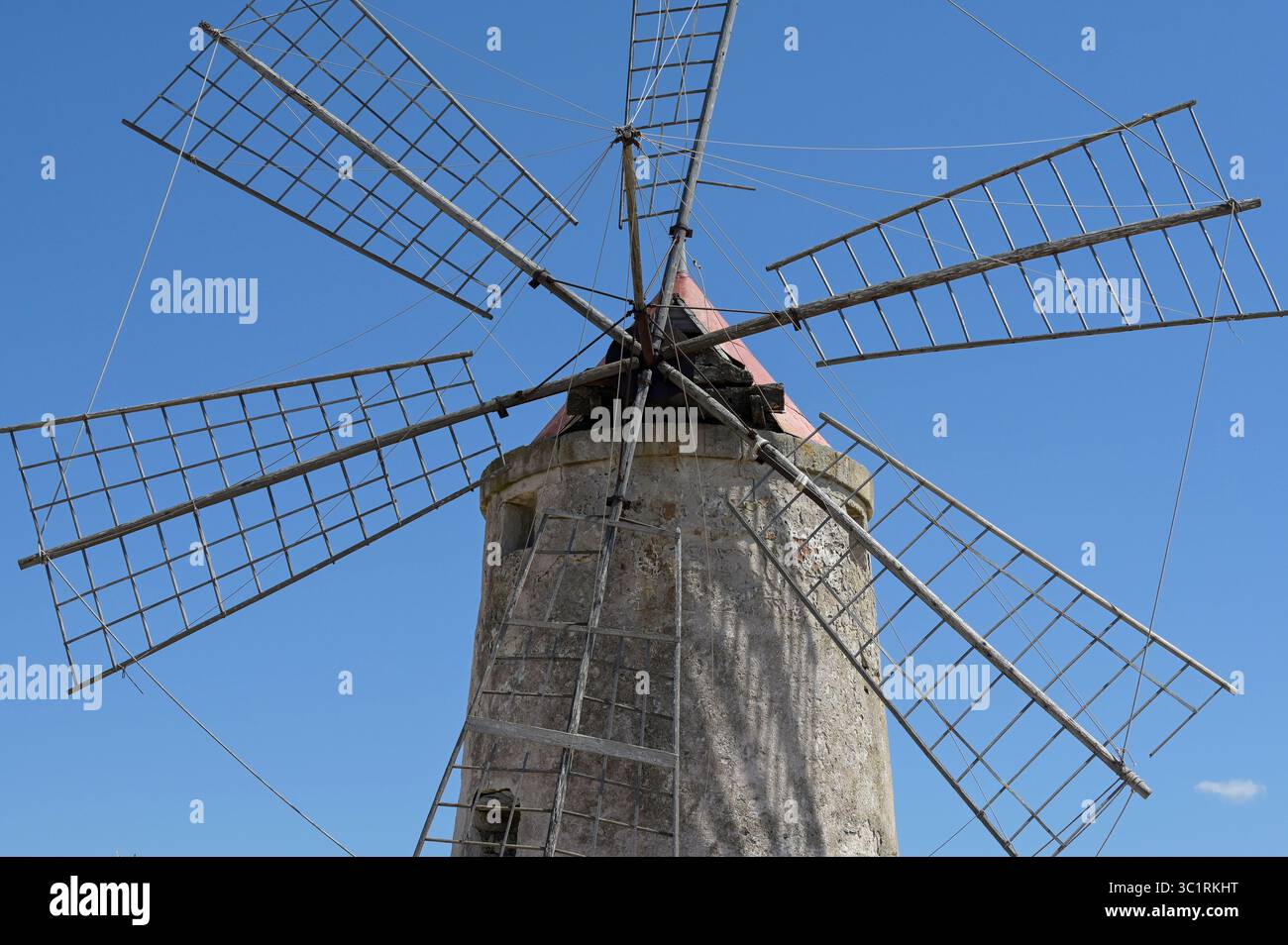 ITALIE, Sicile, Trapani, champs salins pour la production de sel de mer, musée salin avec vieux moulin à vent / ITALIEN, Sizilien, Trapani, Salinen für Meersalz Herstellung am Stadtrand, Salzmuseum mit Alter Windmühle Ala Don Quichotte Banque D'Images