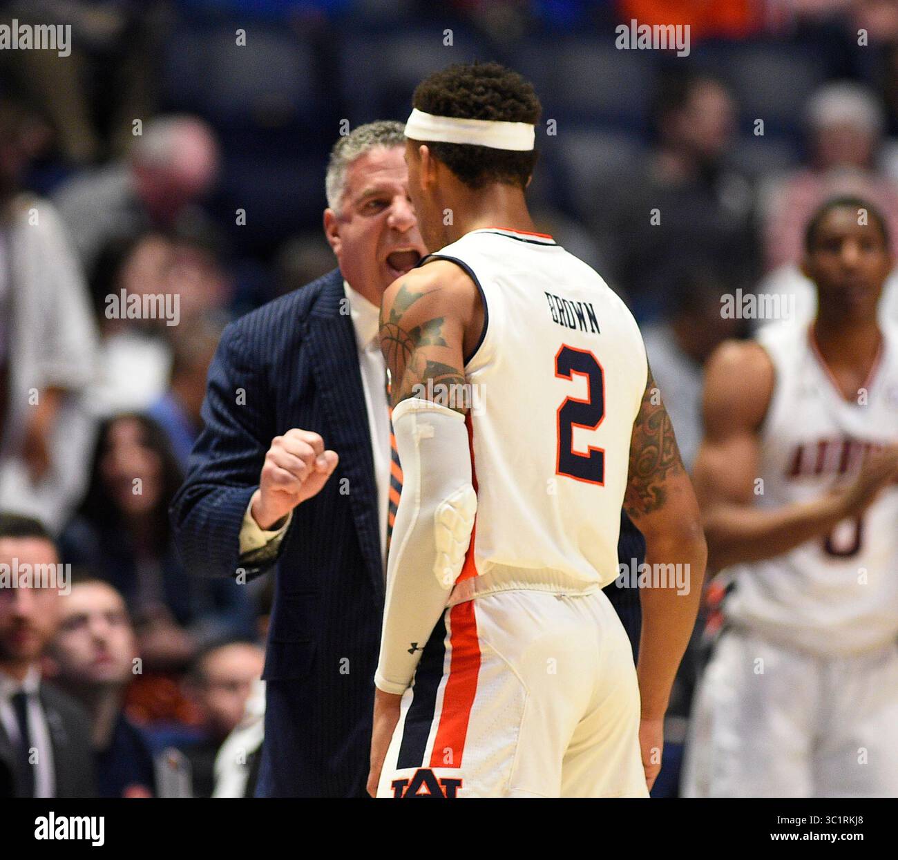 14 mars 2019 ; Bruce Pearl, entraîneur-chef des Auburn Tigers, discute avec le garde des Auburn Tigers Bryce Brown (2) contre les Missouri Tigers lors d'un match de championnat de la SEC entre les Missouri Tiger vs Auburn Tigers à Bridgestone Arena à Nashville, TN (crédit photo obligatoire : Steve Roberts/Cal Sport Media)(crédit image : &copy ; Steve Roberts/Cal Sport Media/CSM via ZUMA Wire) Banque D'Images