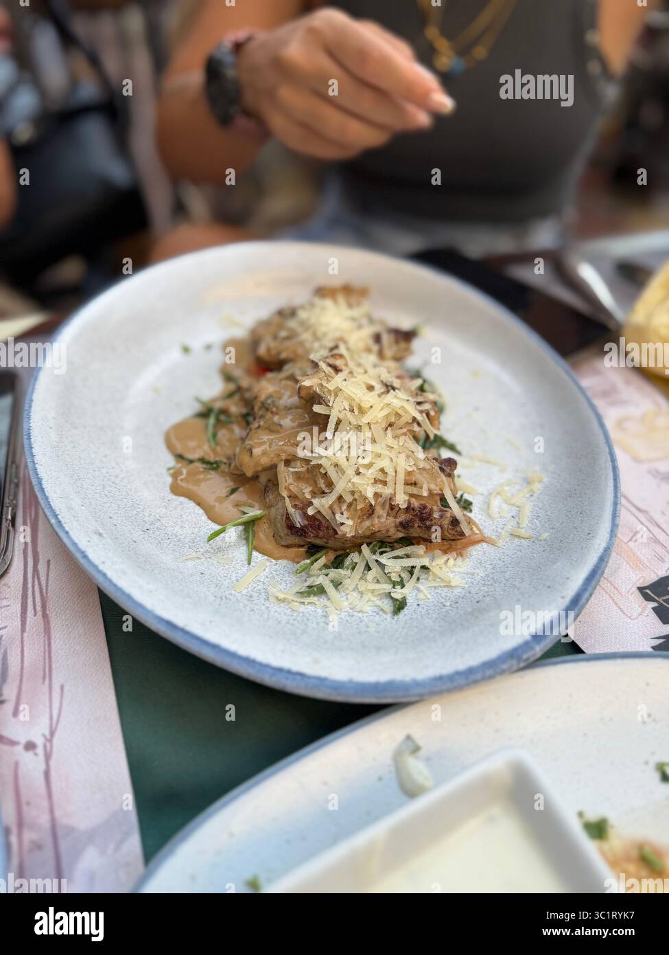 Mains, nourriture ou saupoudrer sur le plat pour la cuisine fine, école culinaire ou restaurant de luxe. Chef, protéines saines ou épices sur assiette pour assaisonner, catérin Banque D'Images