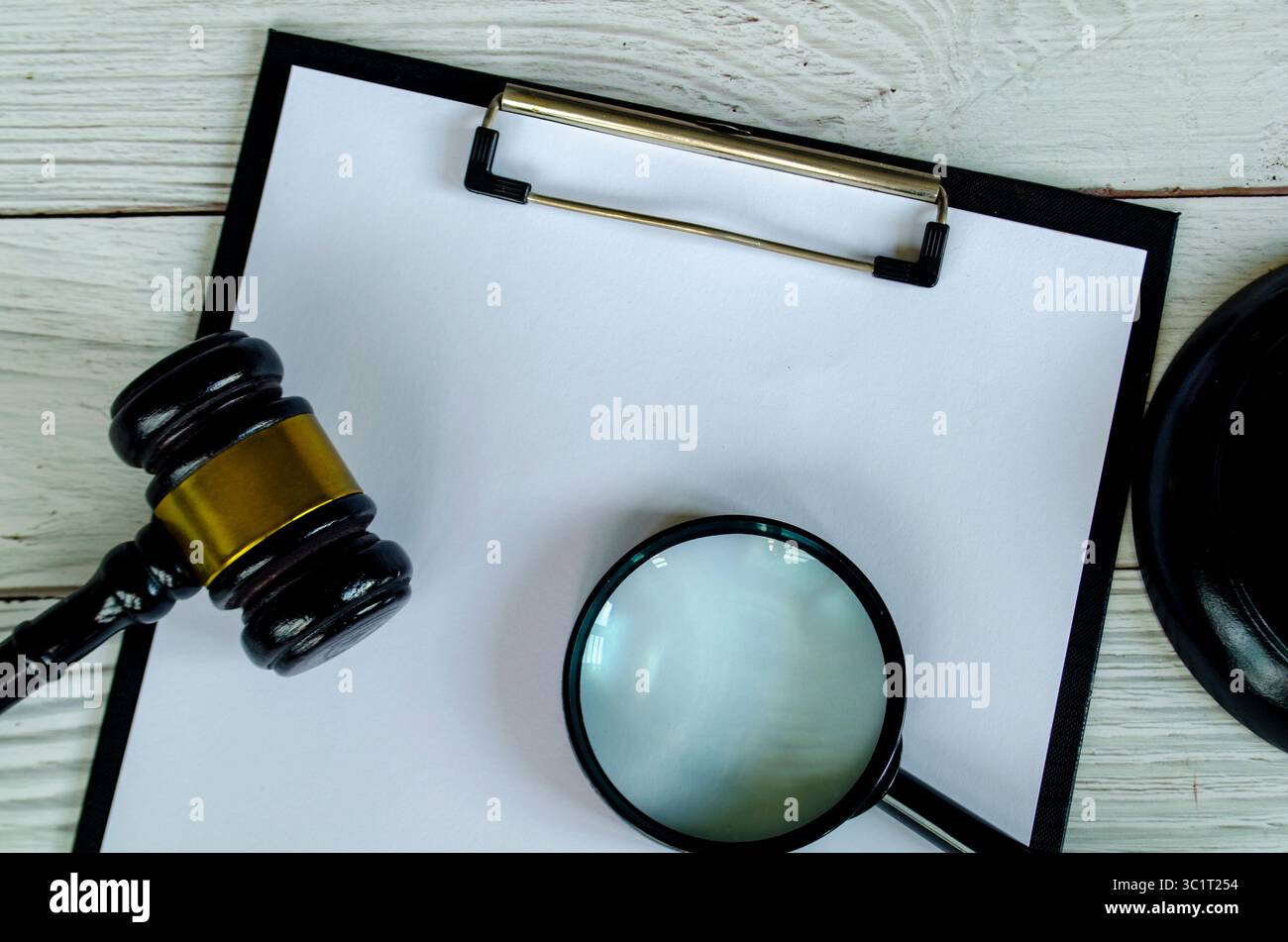Vue de papier vierge, loupe et marteau avec espace personnalisable pour le texte. Banque D'Images