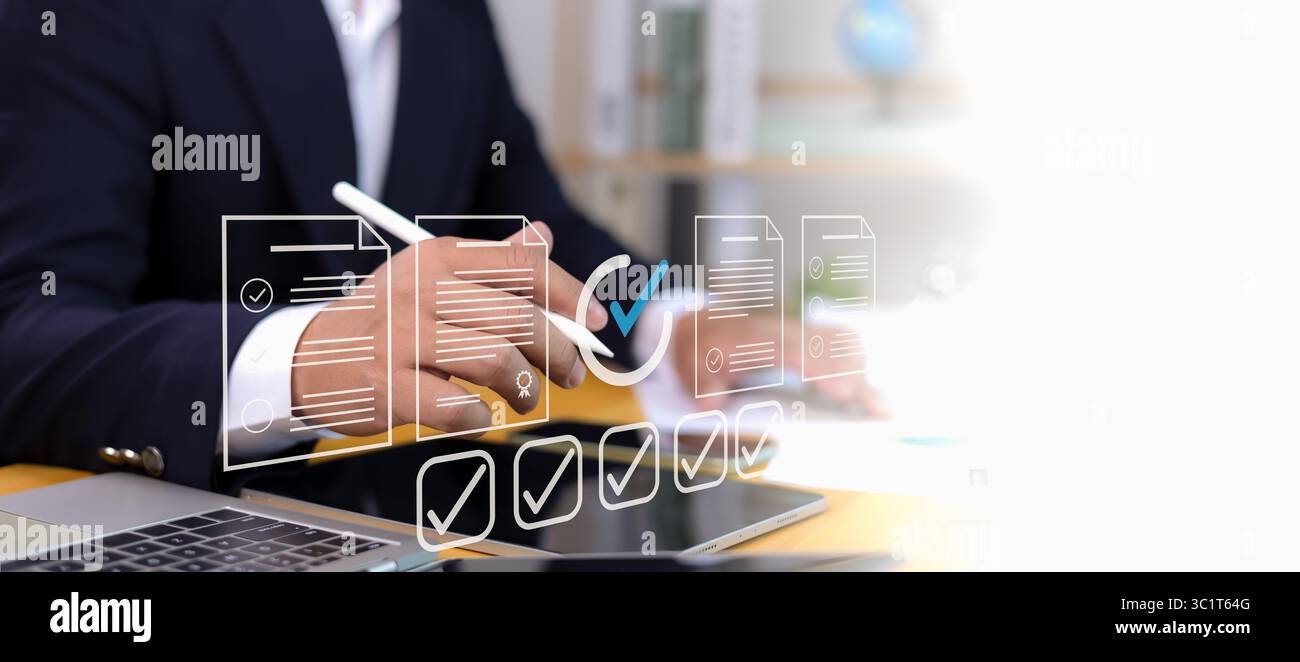 Autorisez le concept numérique d'approbation avec icône de document, coche et interface moderne. Homme d'affaires en costume utilisant le stylo numérique pour l'application d'approbation en ligne Banque D'Images