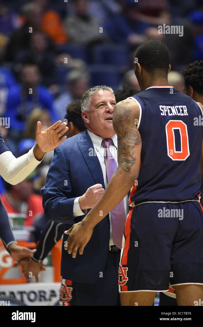 15 mars 2019 ; Bruce Pearl, entraîneur-chef des Auburn Tigers, discute avec ses joueurs lors d'un match de championnat de la SEC opposant les Auburn Tigers vs South Carolina Gamecocks au Bridgestone Arena à Nashville, TN (crédit photo obligatoire : Steve Roberts/Cal Sport Media)(crédit image : © Steve Roberts/Cal Sport Media/Cal Sport Media) Banque D'Images