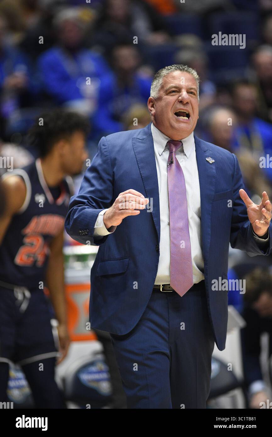 15 mars 2019 ; Bruce Pearl, entraîneur-chef des Auburn Tigers, discute avec ses joueurs lors d'un match de championnat de la SEC opposant les Auburn Tigers vs South Carolina Gamecocks au Bridgestone Arena à Nashville, TN (crédit photo obligatoire : Steve Roberts/Cal Sport Media)(crédit image : © Steve Roberts/Cal Sport Media/Cal Sport Media) Banque D'Images