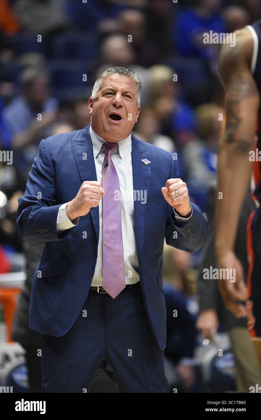 15 mars 2019 ; Bruce Pearl, entraîneur-chef des Auburn Tigers, discute avec ses joueurs lors d'un match de championnat de la SEC opposant les Auburn Tigers vs South Carolina Gamecocks au Bridgestone Arena à Nashville, TN (crédit photo obligatoire : Steve Roberts/Cal Sport Media)(crédit image : © Steve Roberts/Cal Sport Media/Cal Sport Media) Banque D'Images