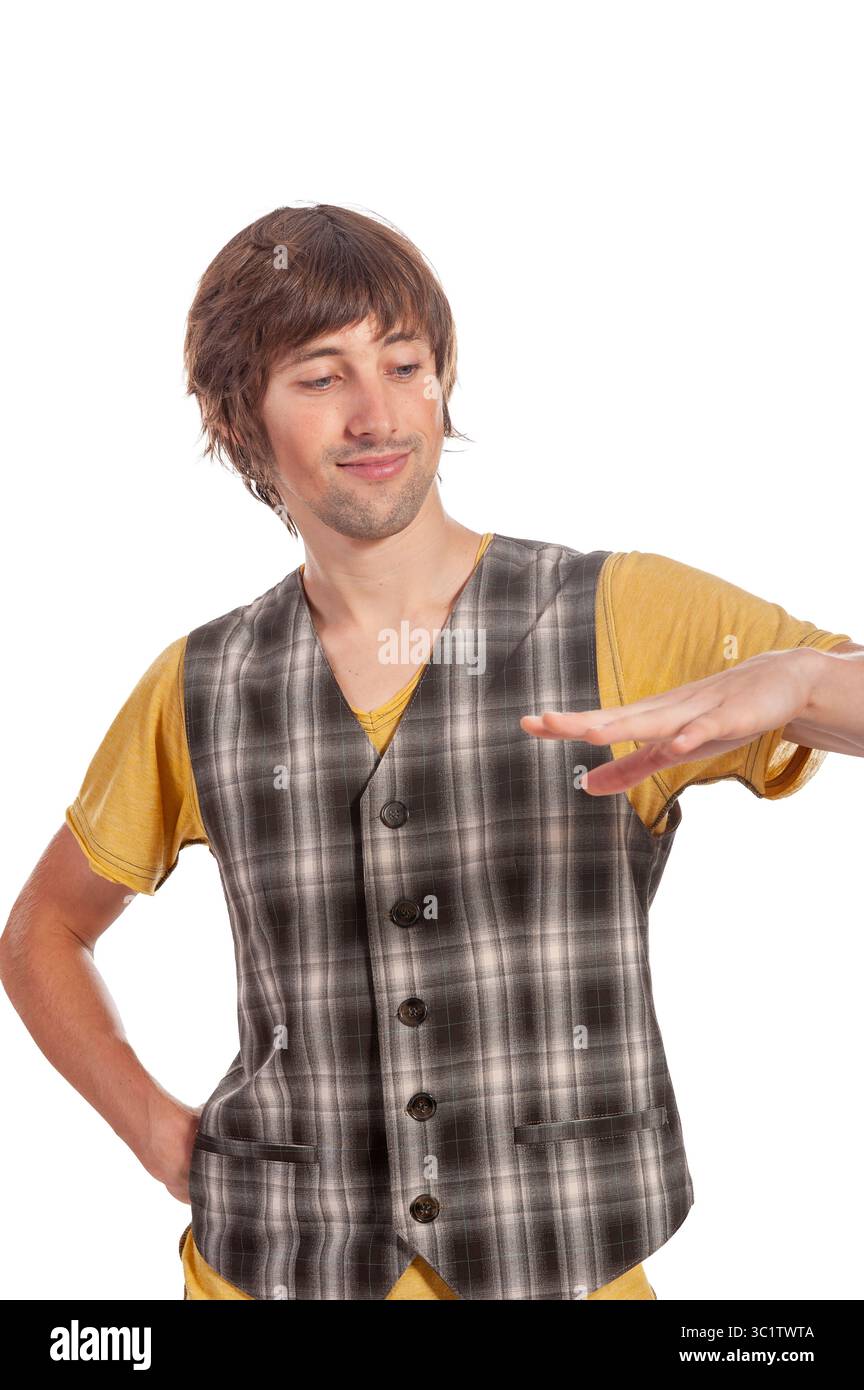 Un jeune homme met en valeur son style unique et son esprit ludique avec un geste vif. Banque D'Images
