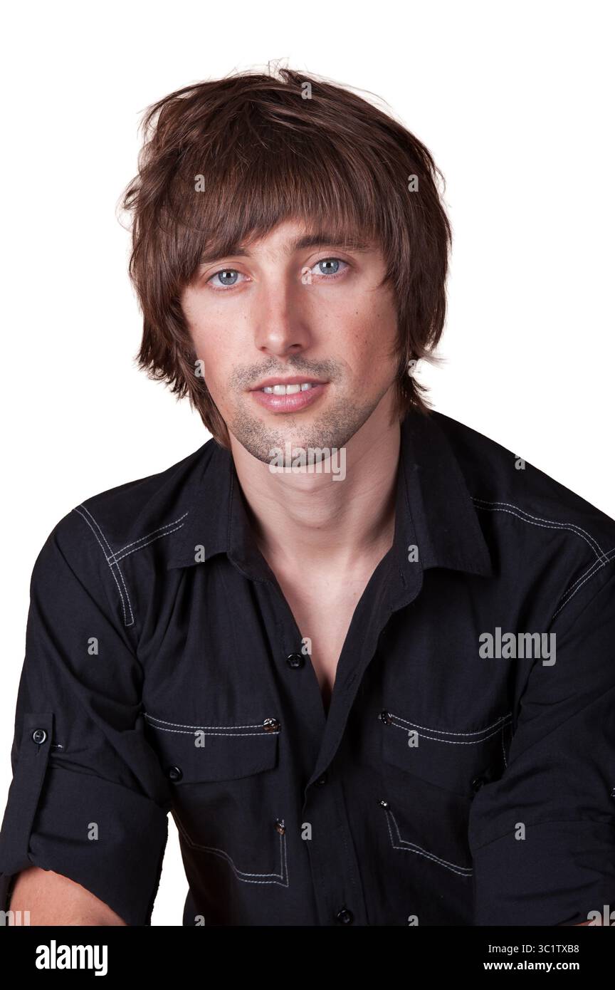 Un jeune homme affiche une coiffure moderne et une expression détendue. Banque D'Images