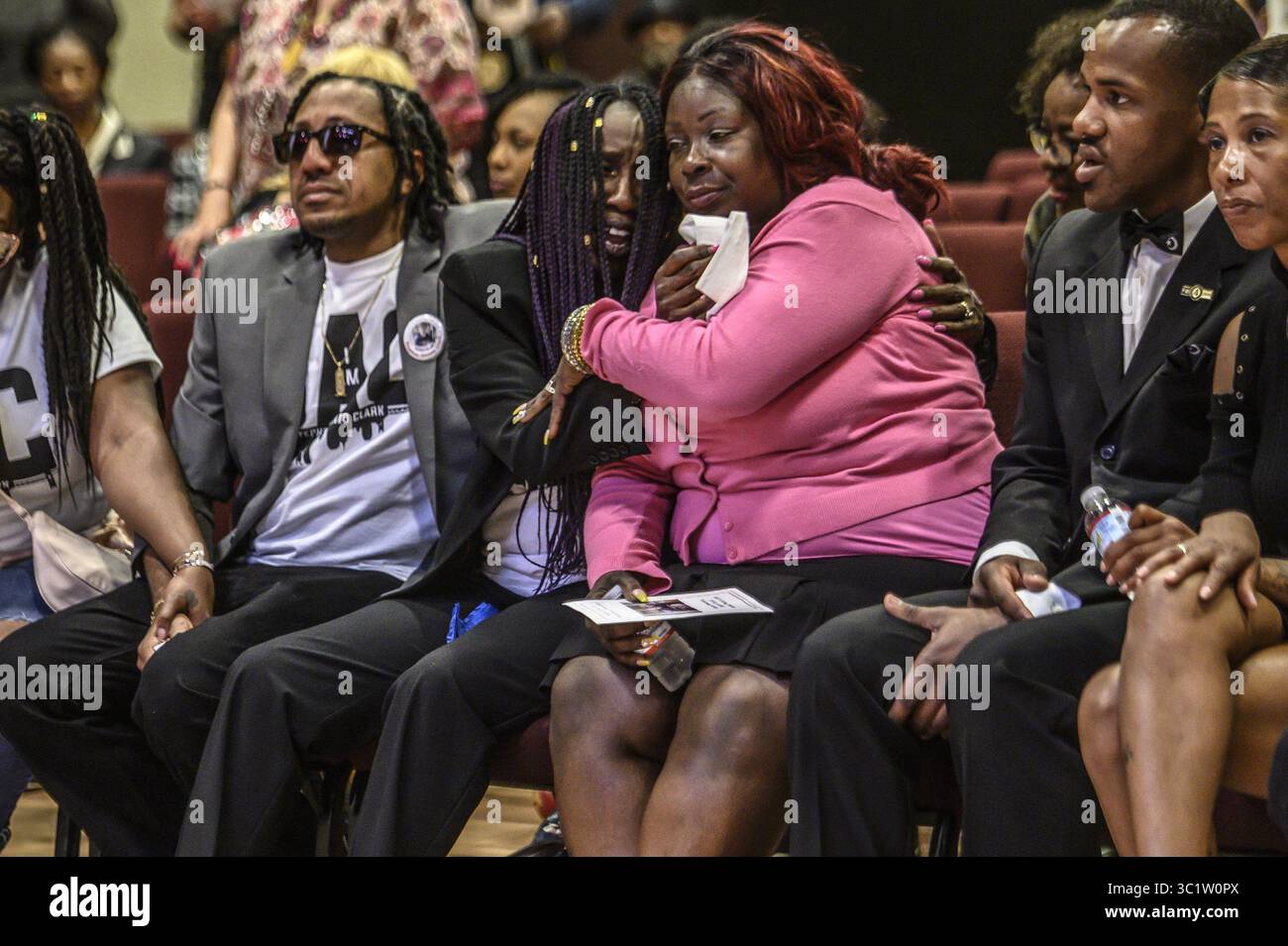 27 avril 2018 - Sacramento, Californie, États-Unis - L'oncle de Stephon Clark, Curtis Gordon, à gauche, la grand-mère Sequita Thompson, et sa mère, Sequette Thompson, tenez la main et câlin lors d'une commémoration du souvenir pour lui à l'église baptiste missionnaire Genesis le lundi 18 mars 2019 à Sacramento. Clark a été abattu dans la cour arrière de ses grands-parents et aucune arme n'a été trouvée, seulement un téléphone portable. (Crédit image : © Renee C. Byer/Sacramento Bee via ZUMA Wire) Banque D'Images
