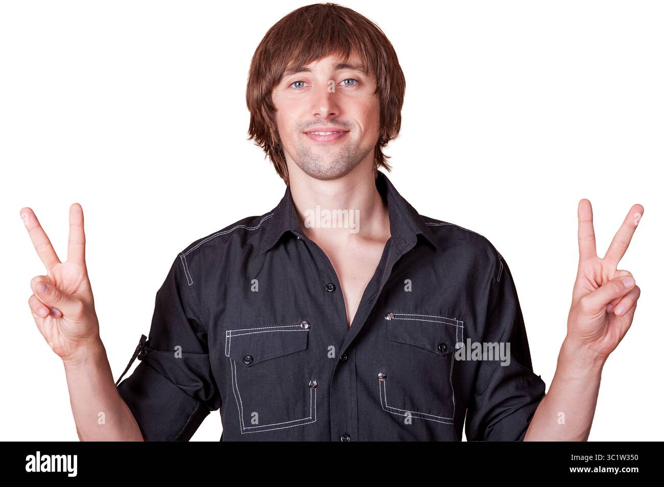 Un jeune homme exprime le bonheur en faisant clignoter des signes de paix avec les deux mains. Banque D'Images