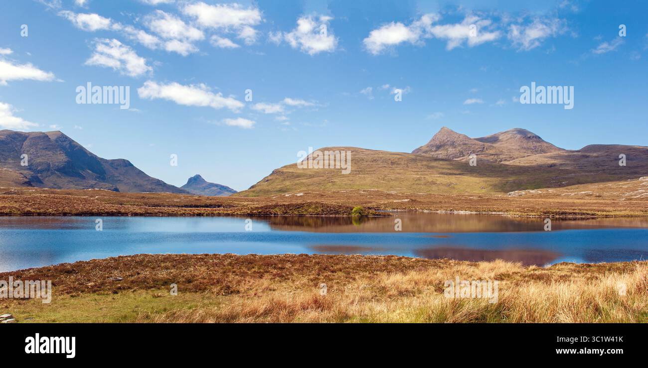 Les formes et les contours des montagnes de fond, définies par un loch dans les Highlands écossais, formant une scène panoramique intéressante Banque D'Images