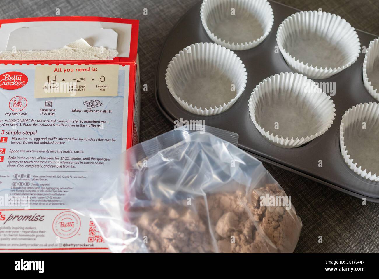Boîte à muffins et boîtes avec un mélange de muffins Betty Crocker Banque D'Images