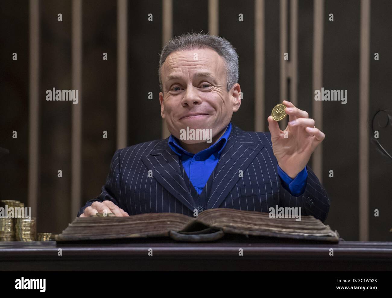 19 mars 2019 - Watford, Royaume-Uni - Warwick Davis dans la Gringotts Wizarding Bank originale à Warner Bros Studio Tour Londres à Watford. Warner Bros Studio Tour London â€“ le Making of Harry Potter dévoile sa plus grande expansion à ce jour, la Gringotts Wizarding Bank originale sera ouverte au public à partir du samedi 6 avril. (Crédit image : © Gary Mitchell/SOPA images via ZUMA Wire) Banque D'Images