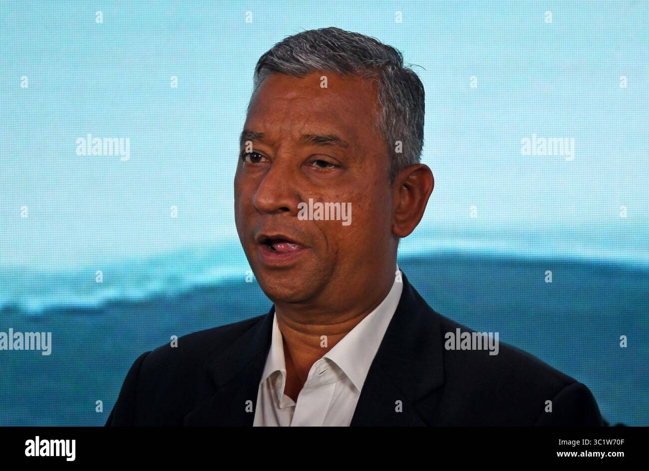 Mumbai, Inde. 23 juillet 2025. Venkatram Mamillapalle, Managing Director (MD) Renault India vu lors du lancement de Renault Triber car. La voiture est disponible en trois couleurs Amber Terracotta, Shadow Grey et Zanskar Blue avec un prix à partir de 6,29 lakhs (INR) pour la variante de base allant jusqu'à 9,17 lakhs (INR) ex-showroom. Crédit : SOPA images Limited/Alamy Live News Banque D'Images