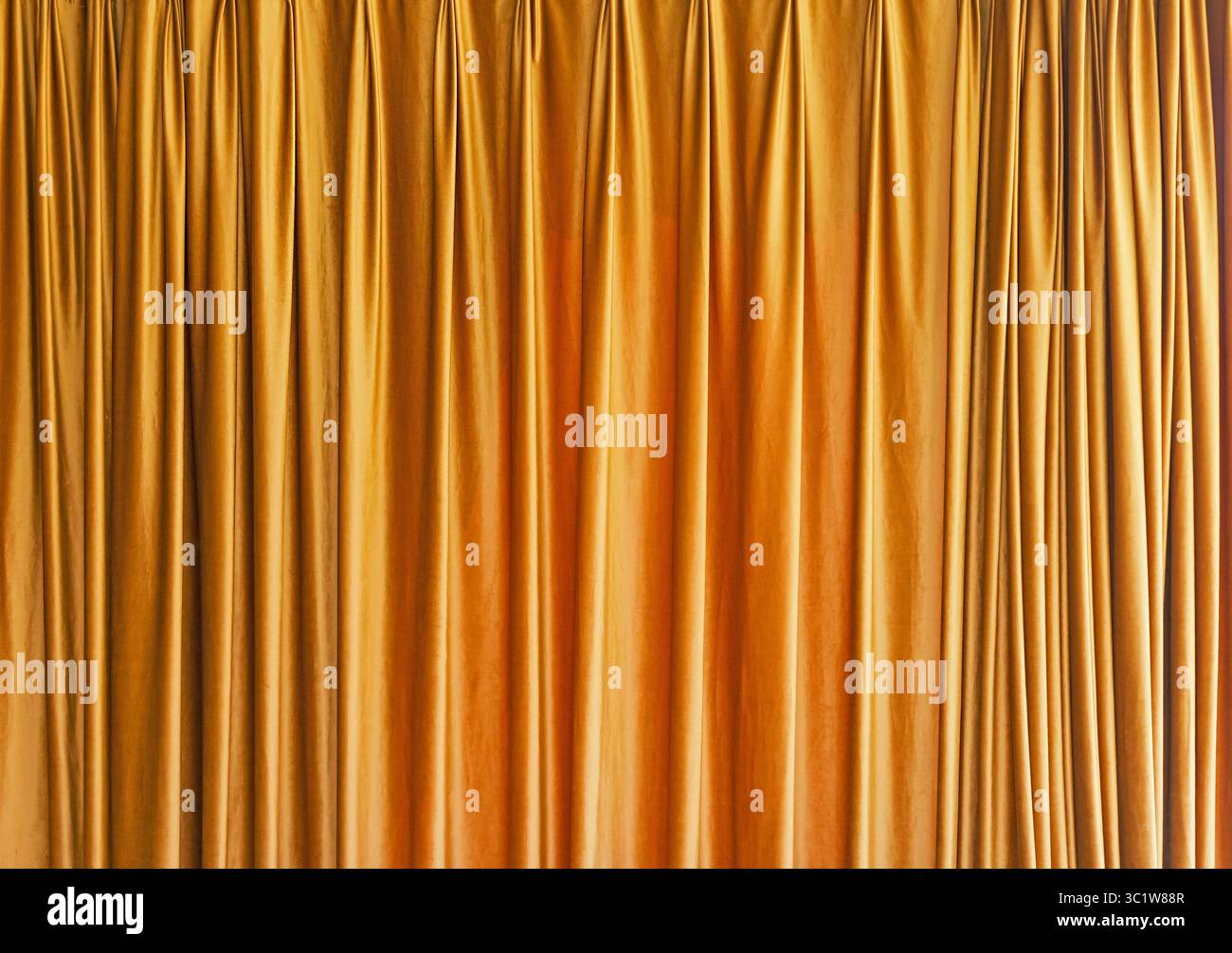 Texture de rideaux dorés suspendus au plafond à l'intérieur de la maison Banque D'Images