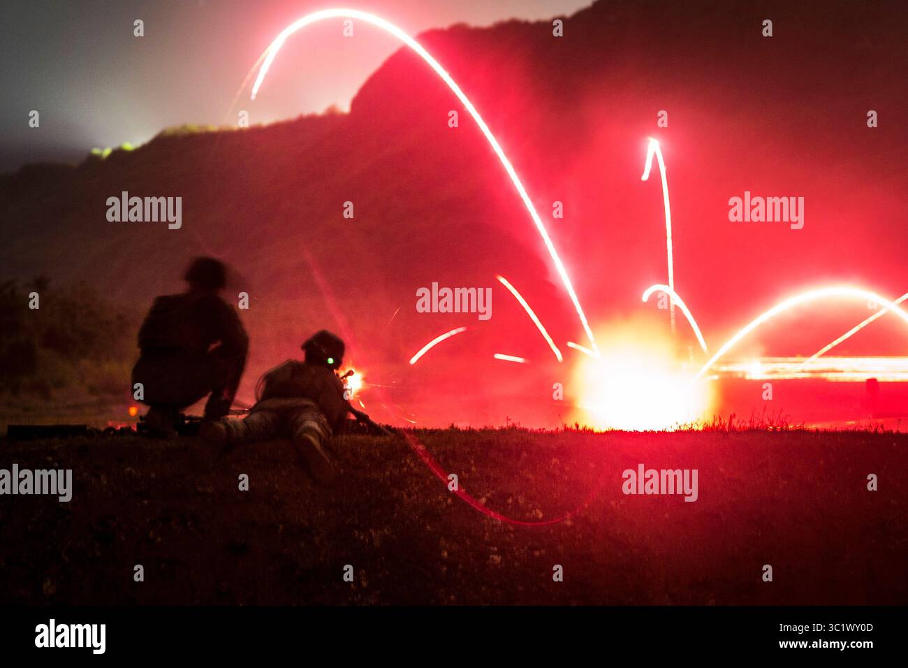12 mars 2019 - Guam - lance Cpl. Tyler Marshall, un fusilier de la Compagnie Alpha, équipe de débarquement du bataillon, 1er bataillon, 4e Marines, les China Marines tirent une mitrailleuse moyenne M240G lors d'un entraînement à la mitrailleuse à feu réel à faible luminosité à la base aérienne d'Anderson, Guam, le 11 mars 2019. Marshall, originaire de Greenfield, Illinois, est diplômé de Greenfield High School en mai 2017 avant de s'enrôler le mois suivant. Les Alpha Company Marines sont les spécialistes des raids de petits bateaux pour BLT 1/4, l'élément de combat au sol pour la 31e unité expéditionnaire des Marines. La 31e MEU, la Marine Corpsâ€™ Only continuo Banque D'Images
