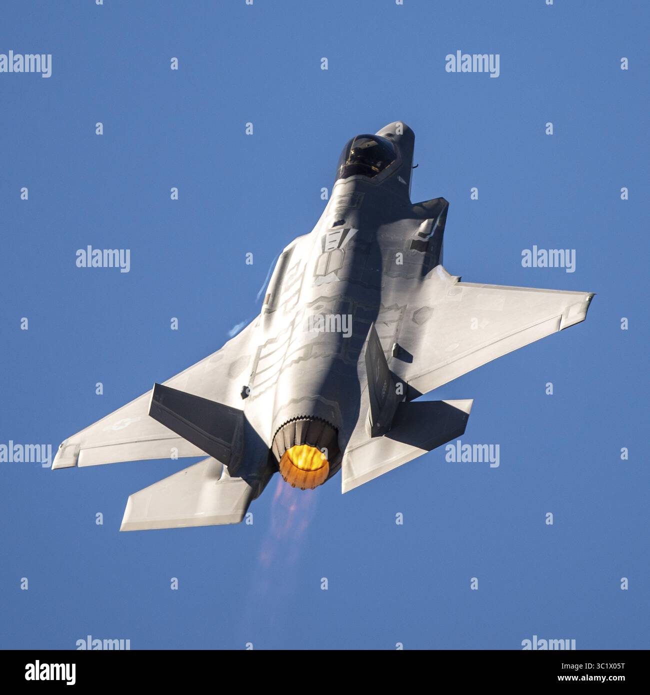 23 mars 2019 - Tuscon, AZ, États-Unis - Un chasseur furtif F-35 de l'US Air Force piloté par le capitaine Andrew Dojo Olson effectue une montée verticale lors du spectacle aérien Thunder and Lightning Over Arizona à la base aérienne Davis-Monthan Air Force base le 23 mars 2019 à Tucson, Arizona. (Crédit image : © Alexander Cook via ZUMA Wire) Banque D'Images