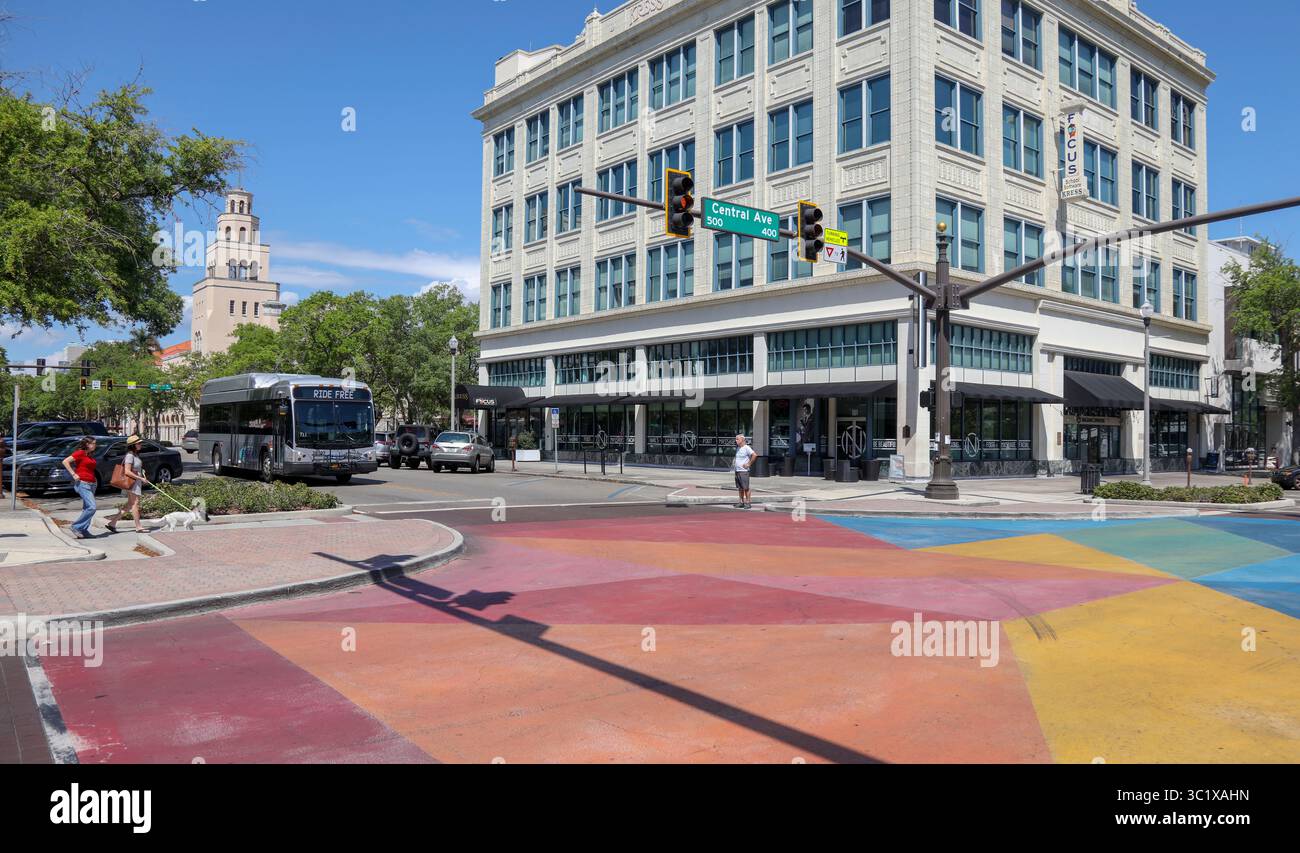 25 mars 2019 - Floride, États-Unis - L'eLooper de Pinellas Suncoast transit Authority se dirige vers le sud sur la 5e rue à l'intersection de Central Ave. à Saint-Pétersbourg le lundi après-midi, 25 mars 2019. Il est gratuit de monter le eLooper un bus tout électrique ainsi que le style trolley Looper. Ils exploitent tous les deux un itinéraire désigné du centre-ville à intervalles de 15 minutes, 7 jours par semaine. ...Le changement de tarifs gratuits pour le Downtown Looper ini équipé Petersburg et le TECO Line Streetcar à Tampa a nui aux revenus, mais l'augmentation de l'achalandage apporte d'autres avantages, disent les officiels...BOYZELL HOSEY | Times (Credit image : © Boyze Banque D'Images