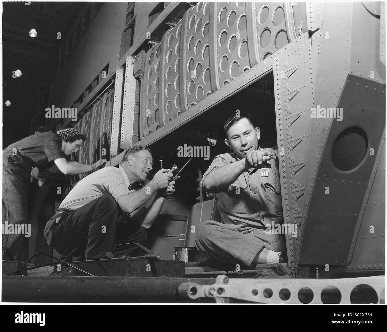 Inspecteurs à l'usine de long Beach, Calif., de Douglas Aircraft Company où ils vérifient minutieusement tout le travail d'assemblage pour s'assurer que des avions fiables iront à nos hommes au front. 1940 California US Banque D'Images