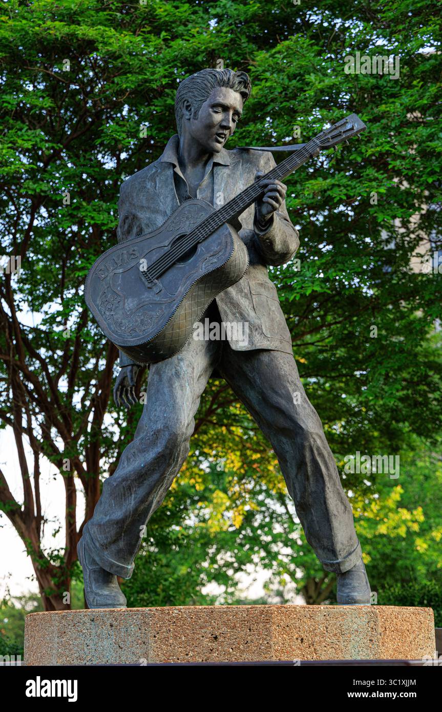 Statue d'Elvis Presley par Andrea Lugar sur Beale Street, Memphis Tennessee, USA Banque D'Images