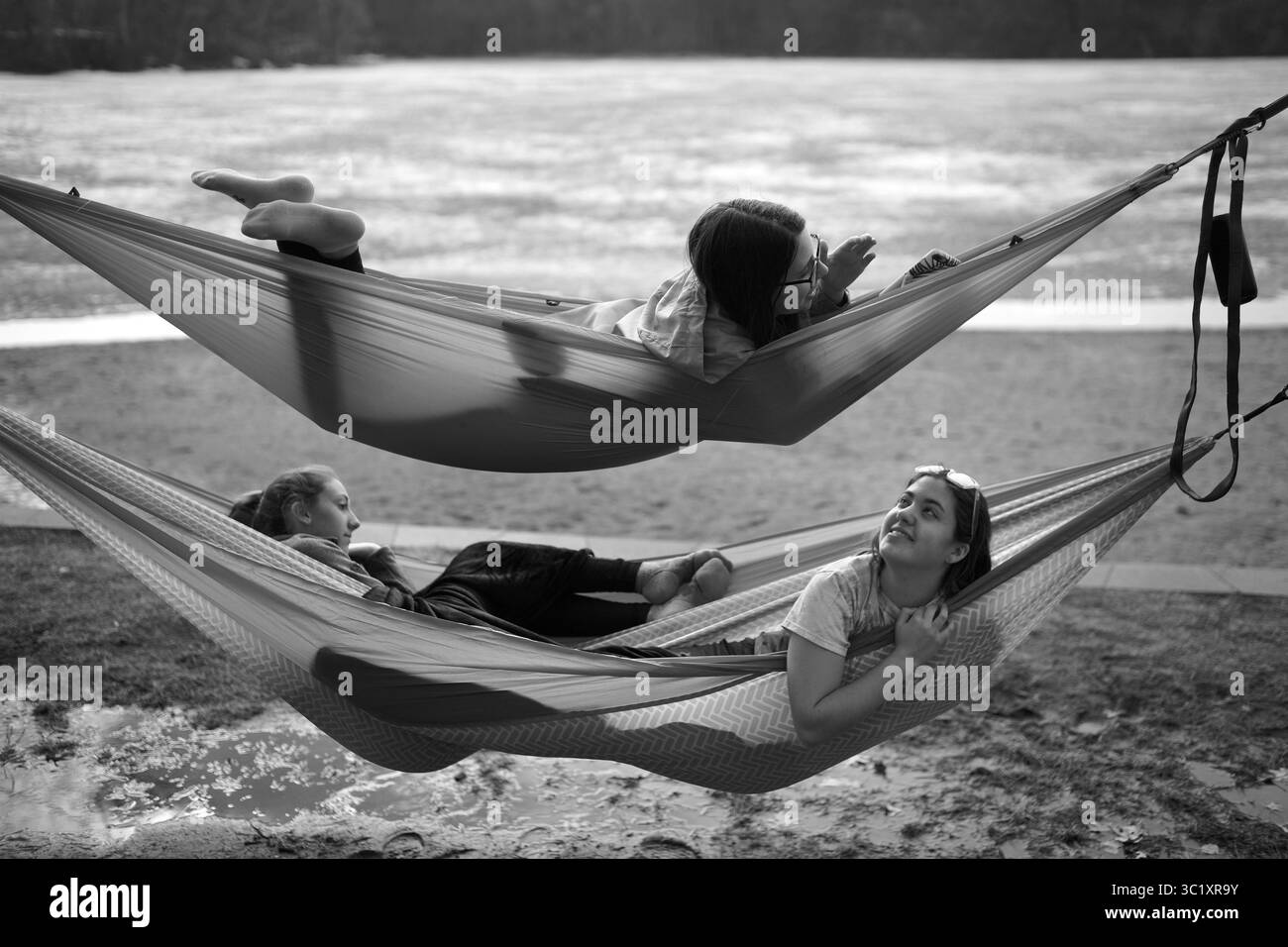 Mars 27, 2019 - Eagan, MN, USA - JUSTE TRAÎNER SUR LES VACANCES DE PRINTEMPS -..alors que le temps a grimpé dans le milieu des années 60 mercredi, Erica Stockdale (en bas à gauche) Emily Gadker (en bas à droite) et Arin Kujala (en haut) ont décidé de traîner le long des rives gelées du lac Schultze dans le parc régional Lebanon Hills à Eagan. Les filles sont des élèves de 10e année Spring Break de Rosemount High School... ]..brian.peterson@startribune.com..Minneapolis, MN ..mercredi 27 mars 2019 (image crédit : © Brian Peterson/Minneapolis Star Tribune via ZUMA Wire) Banque D'Images