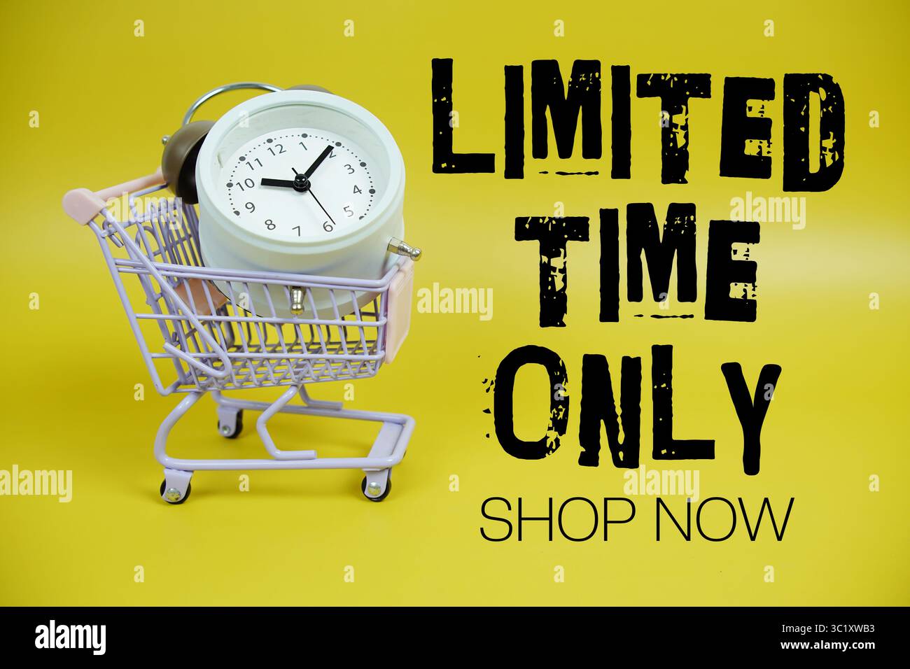 Texte à durée limitée avec chariot et réveil sur fond jaune Banque D'Images