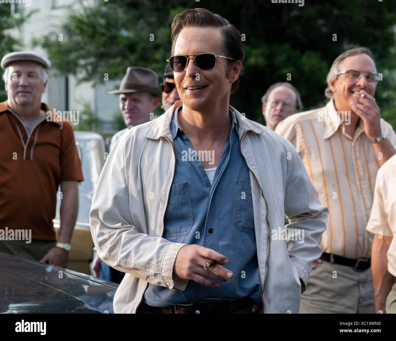 DATE DE SORTIE : 5 avril 2019 TITRE : The Best of Enemies STUDIO : STXfilms RÉALISATEUR : Robin Bissell INTRIGUE : la militante des droits civiques Ann Atwater affronte C.P. Ellis, Cyclope exalté du Ku Klux Klan, en 1971 Durham, Caroline du Nord sur la question de l'intégration scolaire. EN VEDETTE : SAM ROCKWELL dans le rôle de Claiborne Paul Ellis. (Crédit image : © STXfilms/Entertainment Pictures/ZUMAPRESS.com) Banque D'Images