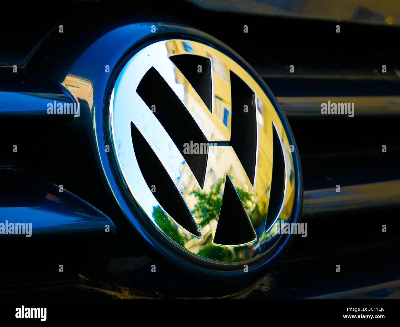 Logo Volkswagen sur un vieux Polo, Karlsruhe, Allemagne Banque D'Images