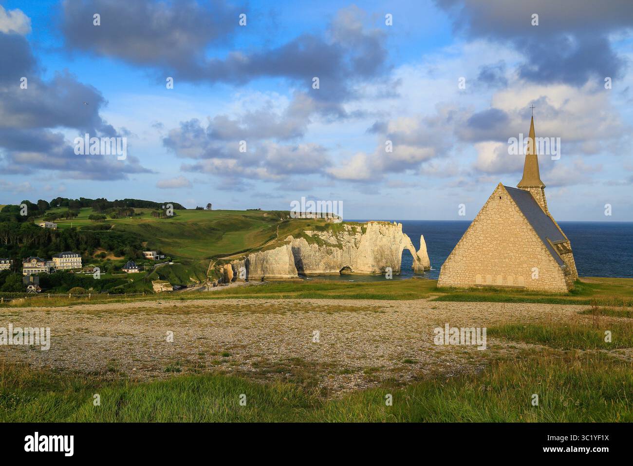 Falaises de craie blanche à Etretat, Normandie, France. Banque D'Images