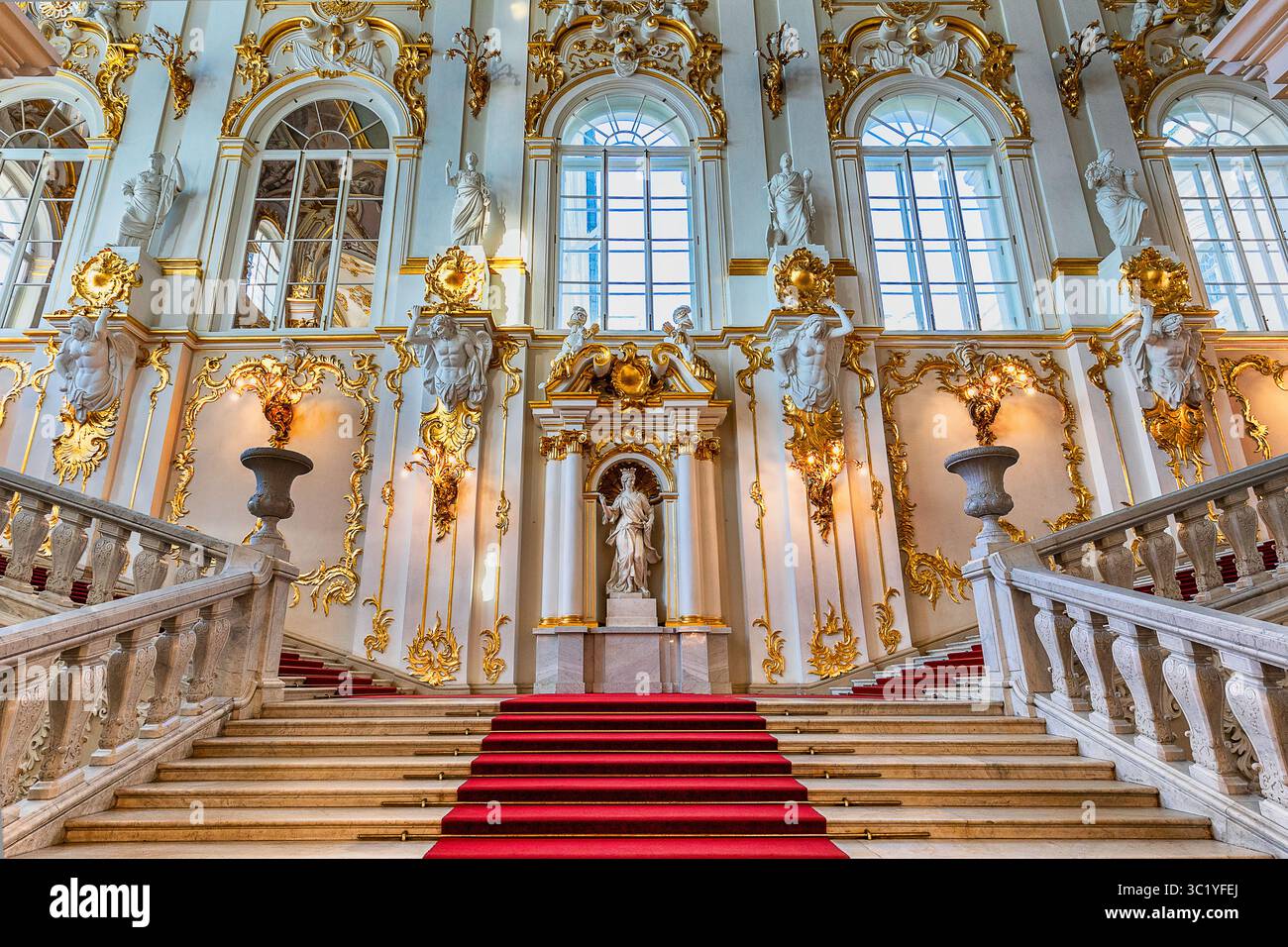 Saint-Pétersbourg, Russie - 23 juillet 2025 : vue de l'opulent escalier du Jourdain dans le Palais d'hiver, une symphonie de marbre blanc et d'ornements baroques dorés. Banque D'Images