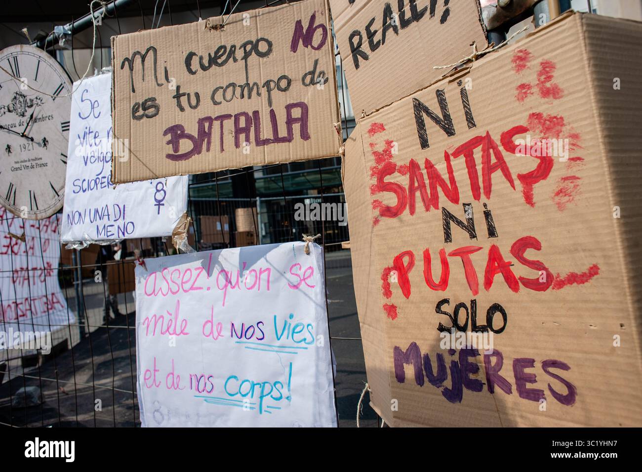 31 mars 2019 - Bruxelles, Brabant du Nord, Belgique - Un groupe de pancartes féministes sont suspendues à la gare centrale pendant la manifestation..en même temps qu'une marche pour la vie était célébrée à Bruxelles, le collectif belge a organisé une manifestation "défendre le droit à l'avortement" à la gare centrale de Bruxelles. Depuis octobre 2018 en Belgique, l’avortement n’est plus régi par le code pénal mais par le code civil. Juste avant le vote final de septembre 2018, plusieurs milliers de personnes avaient déambulé dans les rues de Bruxelles pour réclamer une véritable dépénalisation de l’avortement. L'organisation a également demandé au Banque D'Images