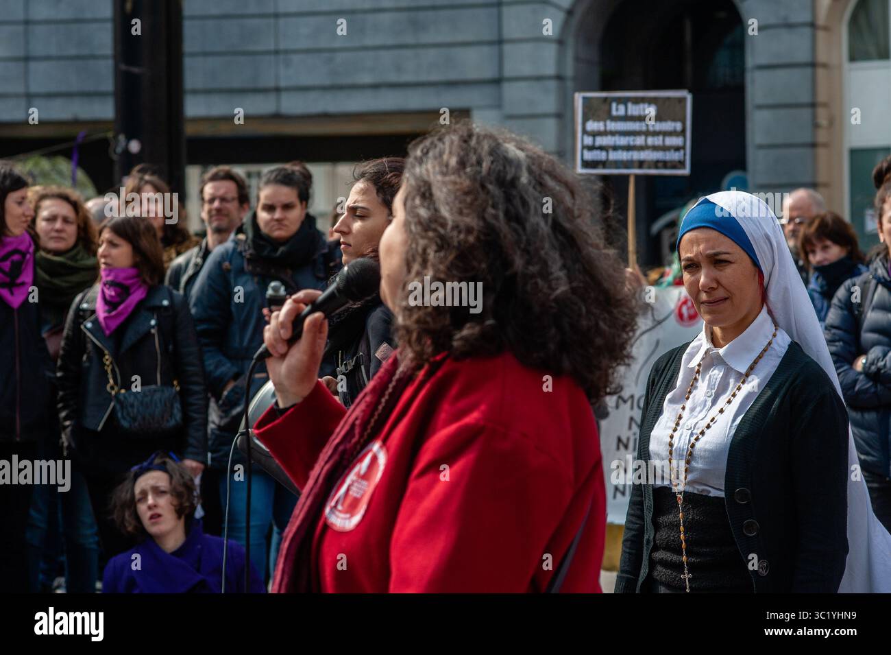 31 mars 2019 - Bruxelles, Brabant du Nord, Belgique - Une femme est vue prononcer un discours pendant la manifestation..en même temps qu'une marche pour la vie a été célébrée à Bruxelles, le collectif belge a organisé une manifestation "défendre le droit à l'avortement" à la gare centrale de Bruxelles. Depuis octobre 2018 en Belgique, l’avortement n’est plus régi par le code pénal mais par le code civil. Juste avant le vote final de septembre 2018, plusieurs milliers de personnes avaient déambulé dans les rues de Bruxelles pour réclamer une véritable dépénalisation de l’avortement. L'organisation a également demandé aux gens d'apporter leur manteau de métal han Banque D'Images