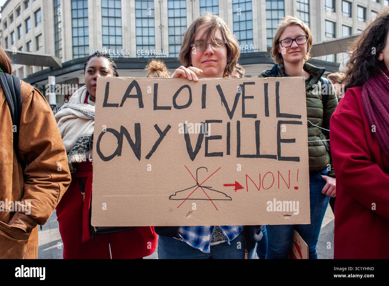 31 mars 2019 - Bruxelles, Brabant du Nord, Belgique - Une femme est vue tenant une pancarte pendant la manifestation..en même temps qu'une marche pour la vie a été célébrée à Bruxelles, le collectif belge a organisé une manifestation "défendre le droit à l'avortement" à la gare centrale de Bruxelles. Depuis octobre 2018 en Belgique, l’avortement n’est plus régi par le code pénal mais par le code civil. Juste avant le vote final de septembre 2018, plusieurs milliers de personnes avaient déambulé dans les rues de Bruxelles pour réclamer une véritable dépénalisation de l’avortement. L'organisation a également demandé aux gens d'apporter leur manteau de métal h. Banque D'Images