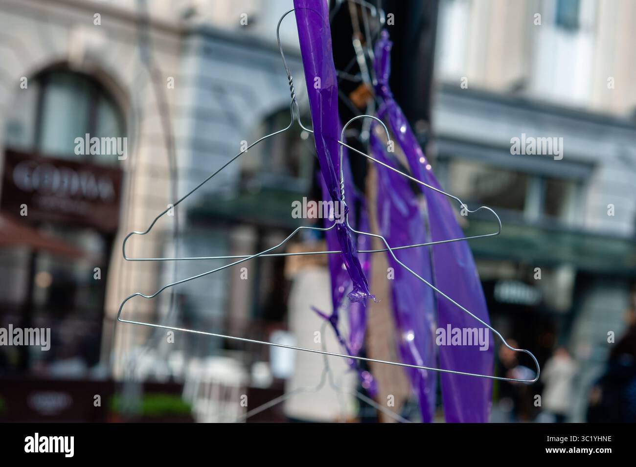 31 mars 2019 - Bruxelles, Brabant du Nord, Belgique - De nombreux cintres de manteau en métal sont vus suspendus dans le cadre d'une installation artistique pendant la manifestation..en même temps qu'une marche pour la vie était célébrée à Bruxelles, le collectif belge a organisé une manifestation "défendre le droit à l'avortement" à la gare centrale de Bruxelles. Depuis octobre 2018 en Belgique, l’avortement n’est plus régi par le code pénal mais par le code civil. Juste avant le vote final de septembre 2018, plusieurs milliers de personnes avaient déambulé dans les rues de Bruxelles pour réclamer une véritable dépénalisation de l’avortement. L'organisation Banque D'Images