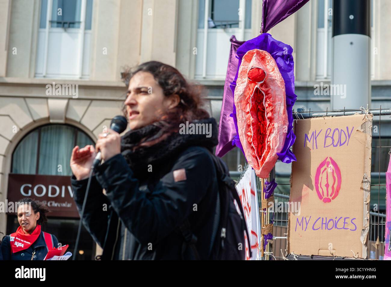 31 mars 2019 - Bruxelles, Brabant du Nord, Belgique - Une femme est vue prononcer un discours pendant la manifestation..en même temps qu'une marche pour la vie a été célébrée à Bruxelles, le collectif belge a organisé une manifestation "défendre le droit à l'avortement" à la gare centrale de Bruxelles. Depuis octobre 2018 en Belgique, l’avortement n’est plus régi par le code pénal mais par le code civil. Juste avant le vote final de septembre 2018, plusieurs milliers de personnes avaient déambulé dans les rues de Bruxelles pour réclamer une véritable dépénalisation de l’avortement. L'organisation a également demandé aux gens d'apporter leur manteau de métal han Banque D'Images