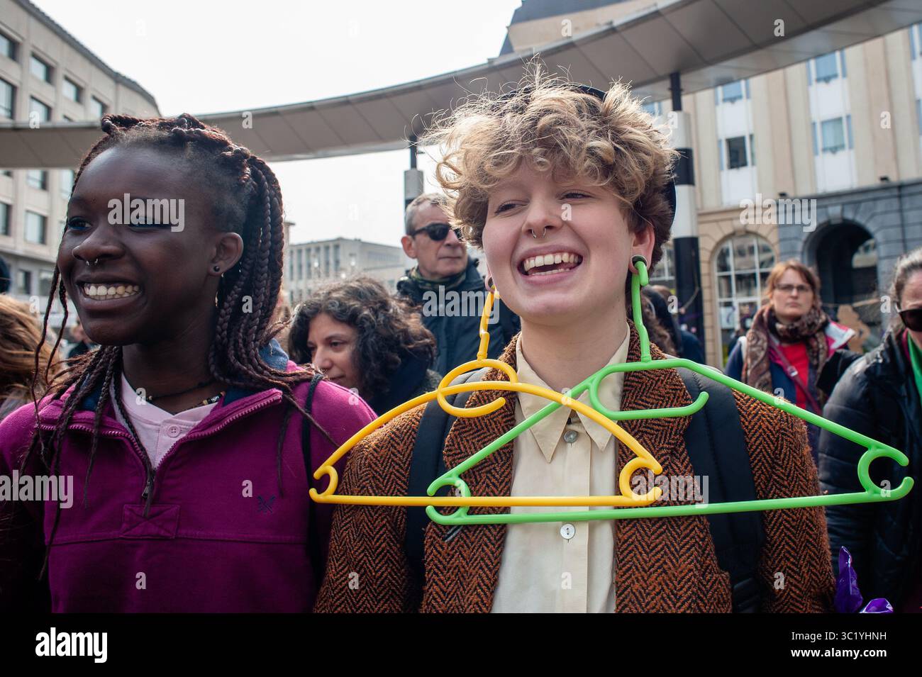 31 mars 2019 - Bruxelles, Brabant du Nord, Belgique - Une femme est vue portant des cintres en plastique comme boucles d'oreilles pendant la manifestation..en même temps qu'une marche pour la vie a été célébrée à Bruxelles, le collectif belge a organisé une manifestation "défendre le droit à l'avortement" à la gare centrale de Bruxelles. Depuis octobre 2018 en Belgique, l’avortement n’est plus régi par le code pénal mais par le code civil. Juste avant le vote final de septembre 2018, plusieurs milliers de personnes avaient déambulé dans les rues de Bruxelles pour réclamer une véritable dépénalisation de l’avortement. L'organisation a également demandé aux gens de b Banque D'Images
